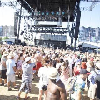 Coachella 2012: Jam-packed Crowd Enjoys Live Concert Performance